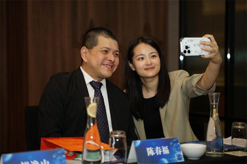 分享會(huì)上，中方記者同與會(huì)代表合影留念。林俊揚(yáng)攝