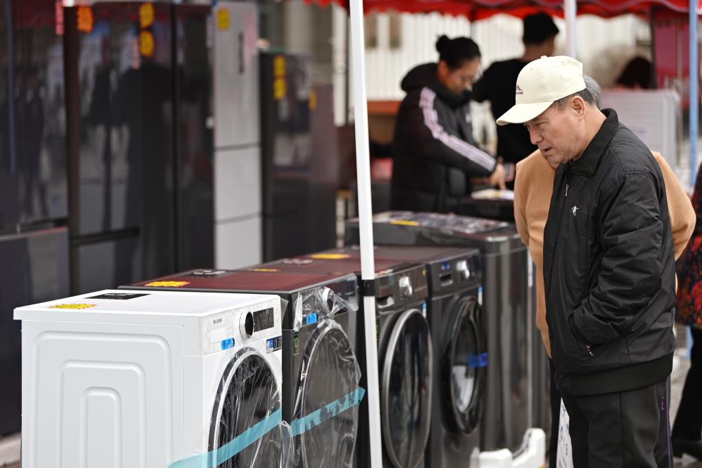 3月28日，天津市北辰區(qū)舉行2025年消費(fèi)品以舊換新惠民服務(wù)活動(dòng)，吸引眾多市民前來選購。新華社記者 李然 攝