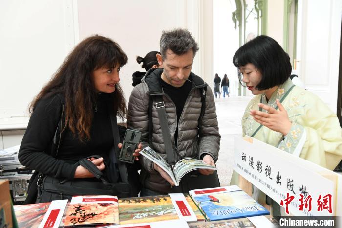 當?shù)貢r間4月11日，2025年巴黎圖書節(jié)在巴黎大皇宮揭幕。中國出版代表團攜千余種中國精品圖書亮相展會。 中新社記者 李洋 攝