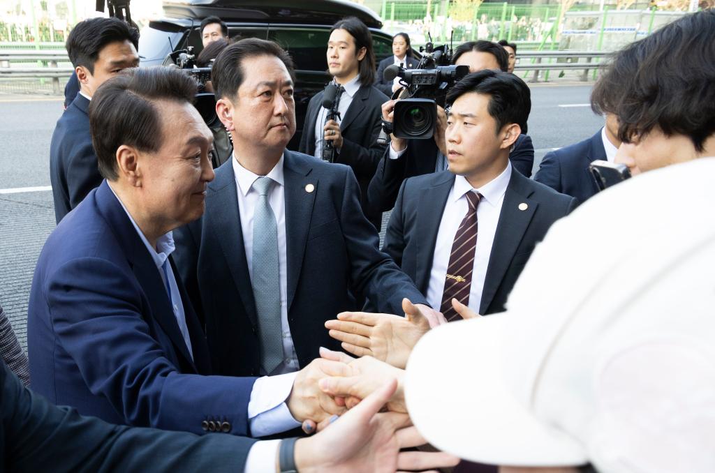 4月11日，韓國前總統(tǒng)尹錫悅（左一）在離開首爾漢南洞官邸時(shí)與支持者握手。新華社發(fā)（全休相攝）