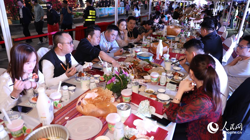 消博會(huì)嘉賓沉浸享用長(zhǎng)桌宴。人民網(wǎng)記者 符武平攝