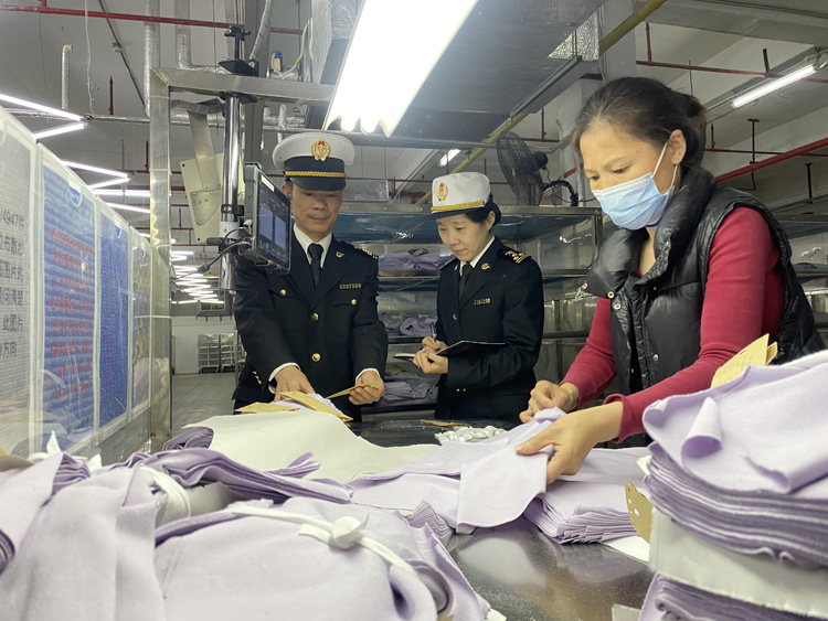 黃埔海關關員到毛織企業(yè)開展調研。周青攝