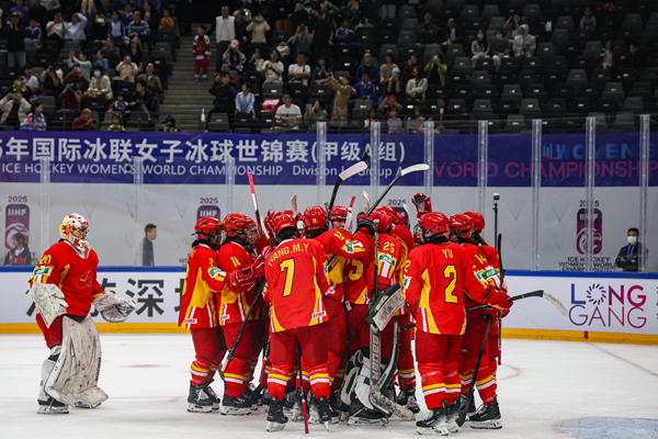 中國隊(duì)球員慶祝勝利。圖片來源：中國冰球協(xié)會(huì)