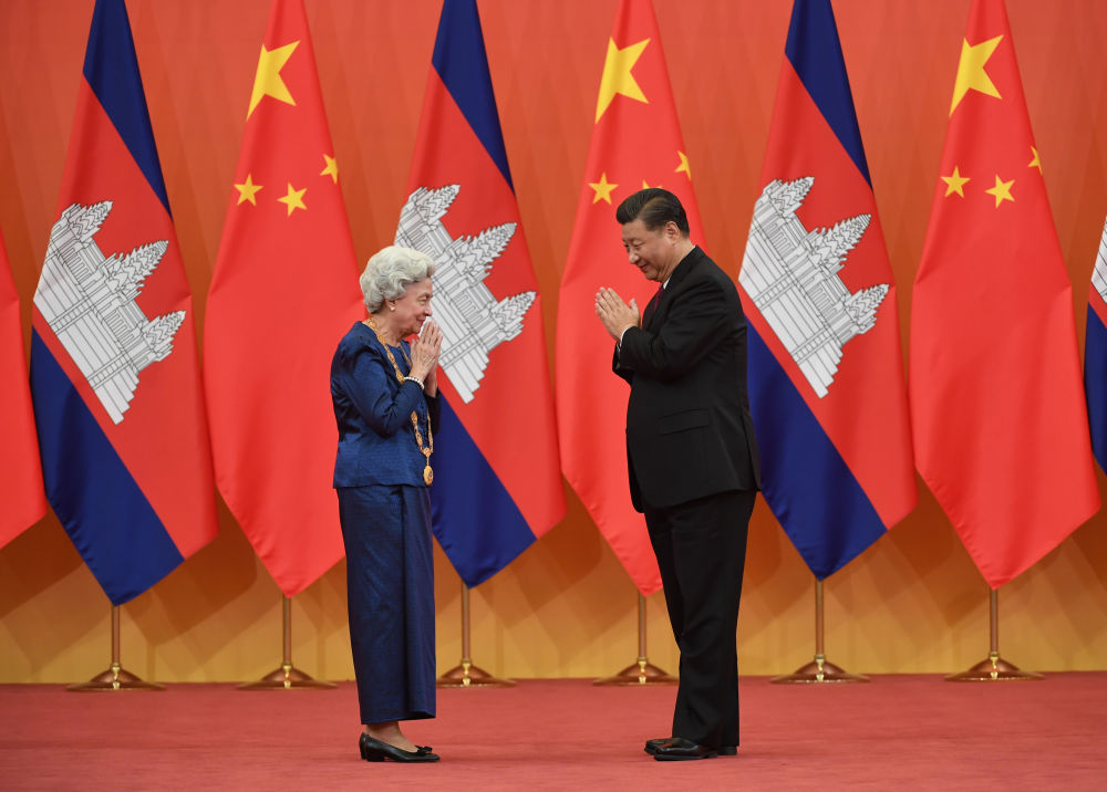 2020年11月6日，國家主席習(xí)近平在北京人民大會堂為柬埔寨太后莫尼列舉行中華人民共和國“友誼勛章”頒授儀式。