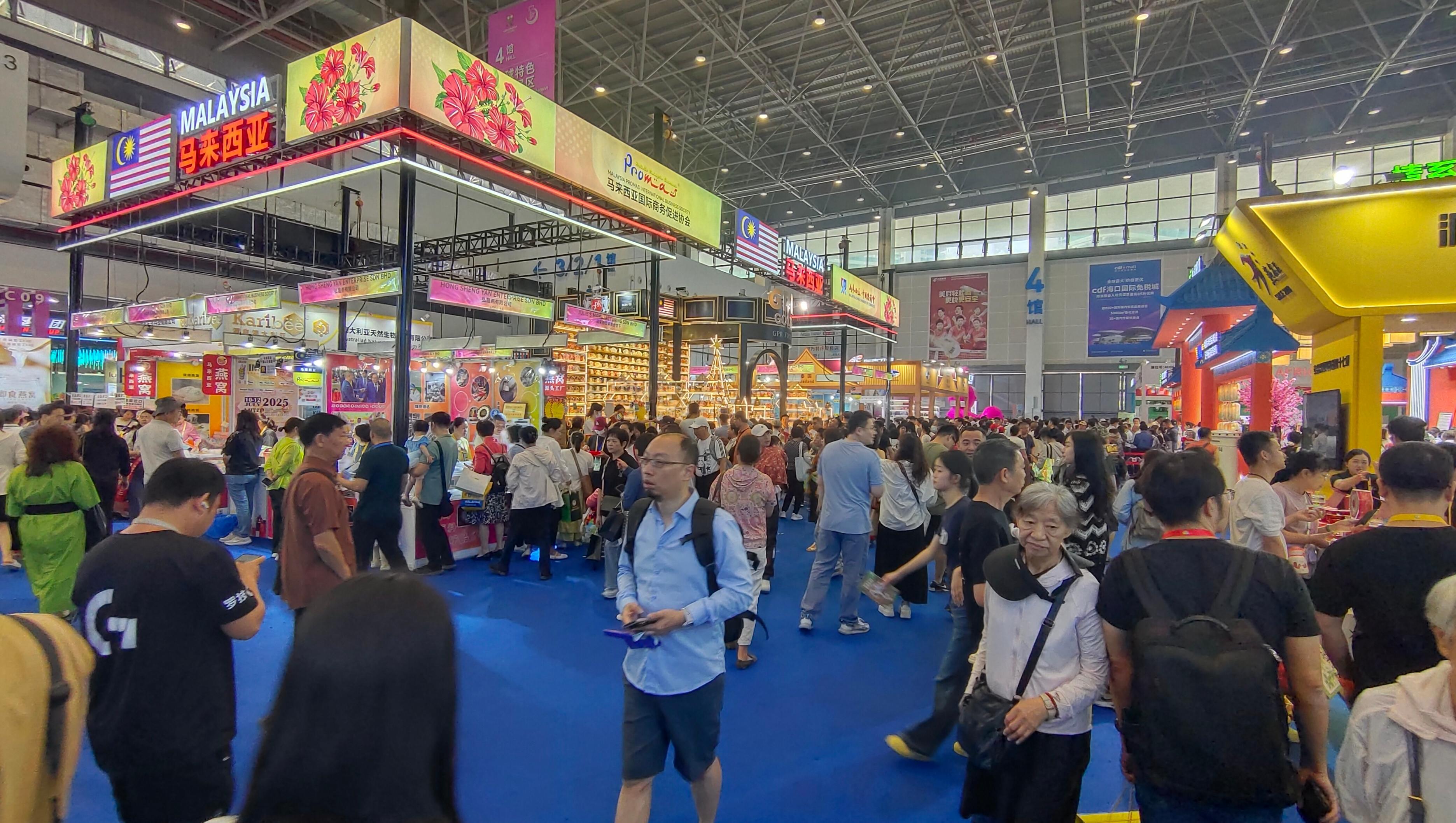 消博會迎來公眾開放日，眾多市民、客商來到展館參觀、購物。人民網(wǎng)記者 李彤?dāng)z