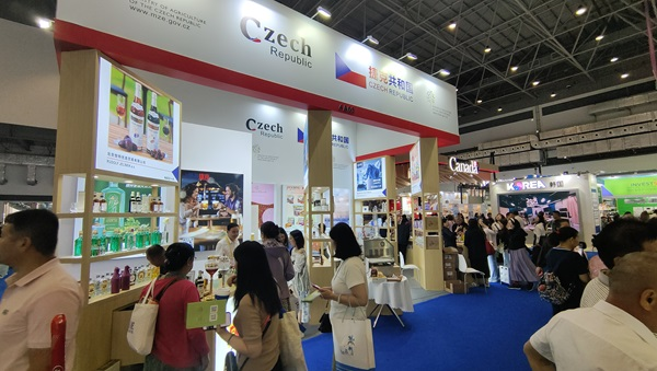 觀展者在各國展臺采購、咨詢。人民網(wǎng)記者 李彤?dāng)z