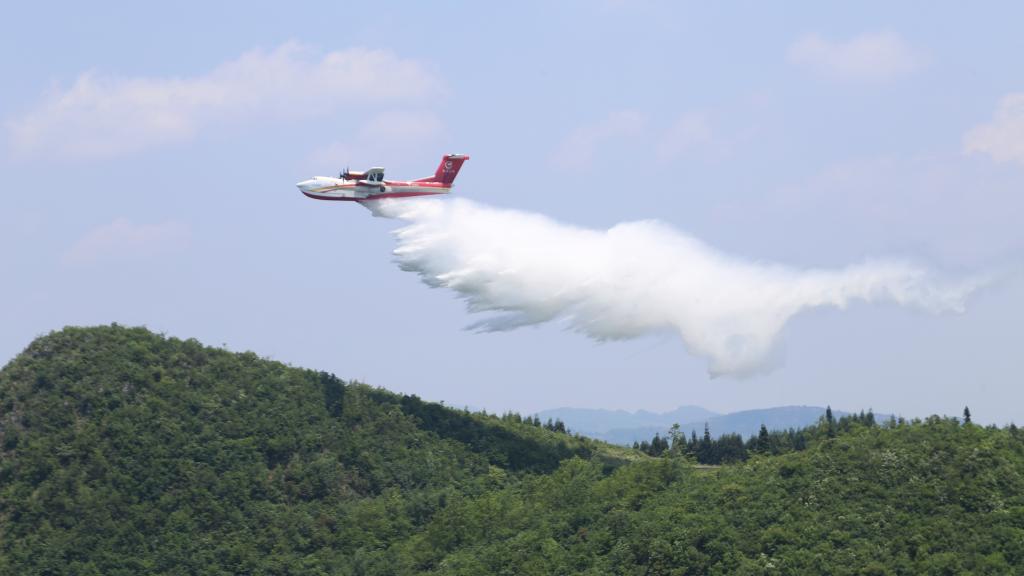 AG600飛機在四川西昌開展典型滅火場景驗證試飛科目（2023年6月攝）。新華社發(fā)（中國航空工業(yè)集團供圖）