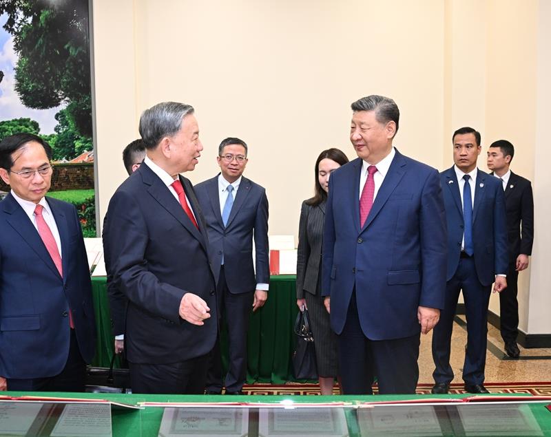 4月14日，習近平總書記在越共中央駐地同越共中央總書記蘇林舉行會談。這是會談后，兩黨總書記共同見證中越雙方簽署的45份雙邊合作文本展示。