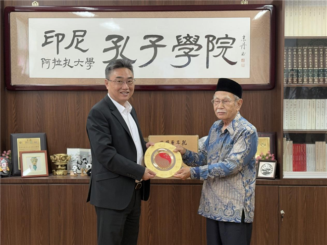 雙方交換禮物。活動(dòng)主辦方供圖
