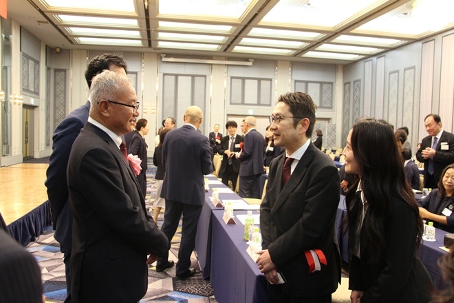 與會嘉賓熱切交流。中國駐福岡總領(lǐng)館供圖