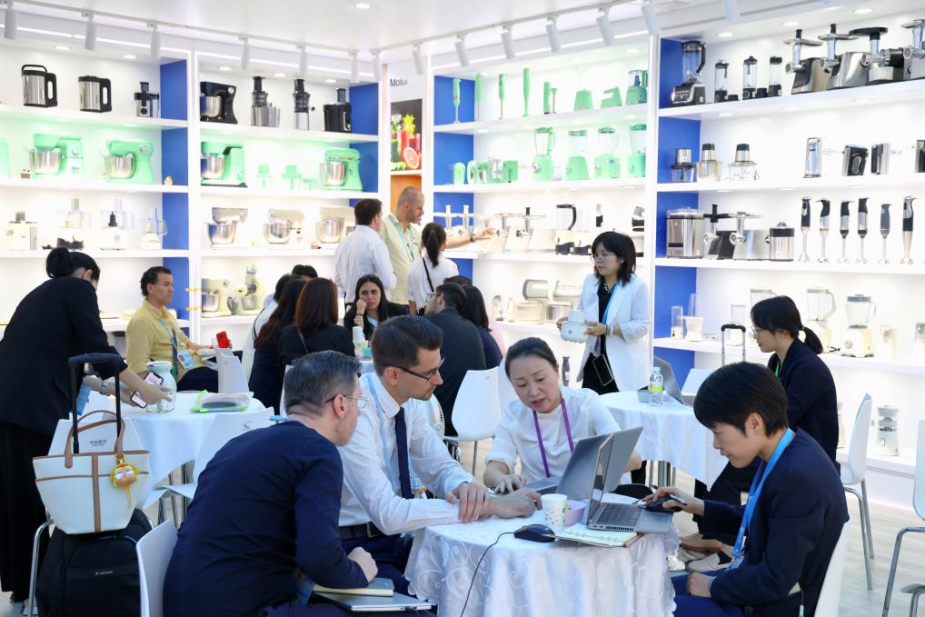 4月15日，在第137屆廣交會開幕當(dāng)天，海外客商在一家電器公司的展區(qū)洽談。 新華社記者 劉大偉 攝