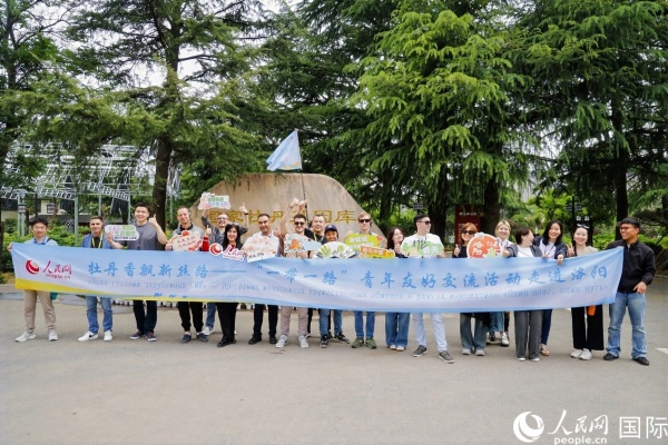 4月21日，人民網(wǎng)“一帶一路”青年友好交流活動(dòng)走進(jìn)洛陽(yáng)。人民網(wǎng)記者 魯揚(yáng)攝