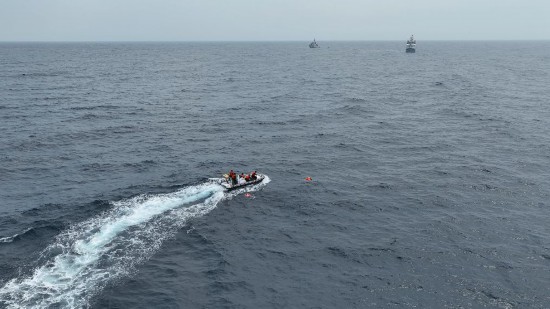 4月23日，中越海警開展海上聯(lián)合搜救演練，模擬營救落水人員。（中國海警供圖）