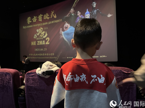 圖為首映式現(xiàn)場(chǎng)，一位小朋友身穿帶有《哪吒2》電影元素的衣服。人民網(wǎng)記者 張朋輝攝