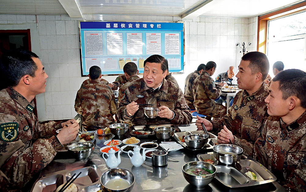 2014年1月26日，習近平主席專程來到內蒙古軍區(qū)邊防某部，親切看望慰問戍邊官兵。這是在連隊食堂，習近平主席同戰(zhàn)士們一起用餐。
