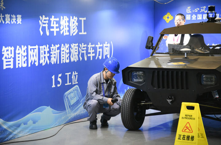 2024年9月11日，由全國(guó)總工會(huì)、人力資源和社會(huì)保障部等單位主辦的第八屆全國(guó)職工職業(yè)技能大賽決賽在陜西開幕。這是選手在位于西安國(guó)際會(huì)展中心的比賽場(chǎng)地參加汽車維修工（智能網(wǎng)聯(lián)新能源汽車方向）工種比賽。新華社記者 張博文 攝