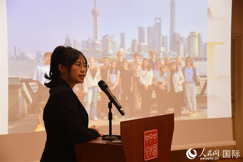 斯德哥爾摩考試中心經理陳曦介紹“漢語水平考試”情況。人民網記者 殷淼攝