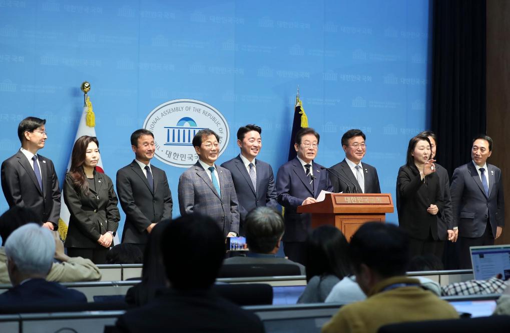 4月11日，李在明在韓國首爾舉行的新聞發(fā)布會(huì)上介紹他的總統(tǒng)競選團(tuán)隊(duì)。新華社記者姚琪琳攝