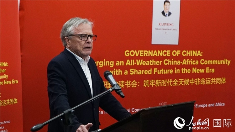 南非前駐日本、西班牙、馬達(dá)加斯加大使、浙江師范大學(xué)非洲研究院資深研究員赫特·赫羅布勒在讀書會上發(fā)言。人民網(wǎng) 劉暢攝