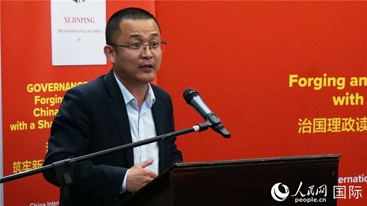 中非青年婦女協(xié)會主席、南非大學(xué)教授秦效順在讀書會上發(fā)言。人民網(wǎng) 劉暢攝