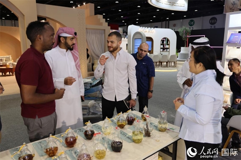 在“閱讀中國”館，當(dāng)?shù)刈x者通過品味中國茶，了解中國文化。人民網(wǎng)記者 張志文攝