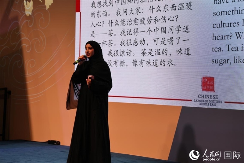 第四屆“阿聯(lián)酋眼中的中國”中文比賽上，一位阿聯(lián)酋漢語學(xué)習(xí)者與觀眾分享對中國茶文化的思考。人民網(wǎng)記者 張志文攝