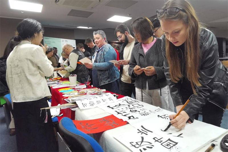 現(xiàn)場來賓體驗中國傳統(tǒng)文化。中國駐波蘭大使館供圖。