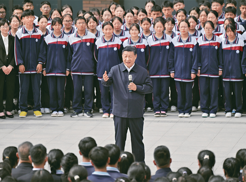2024年6月18日至19日，中共中央總書記、國家主席、中央軍委主席習(xí)近平在青海考察。這是18日下午，習(xí)近平在果洛西寧民族中學(xué)考察時，同師生們親切交流。 新華社記者 岳月偉/攝