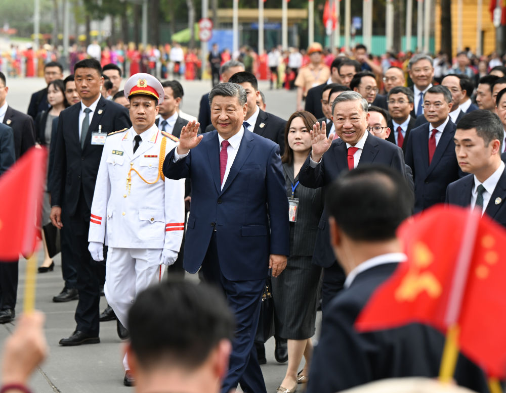 4月14日，中共中央總書記、國(guó)家主席習(xí)近平抵達(dá)河內(nèi)對(duì)越南進(jìn)行國(guó)事訪問。當(dāng)日下午，越共中央總書記蘇林為習(xí)近平舉行隆重歡迎儀式。這是歡迎儀式后，習(xí)近平和蘇林一同步行前往越共中央駐地舉行會(huì)談時(shí)，向歡迎人群揮手致意。新華社記者 張領(lǐng) 攝