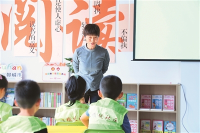 田桂月帶領(lǐng)孩子共讀繪本《點(diǎn)》。李澤罡攝