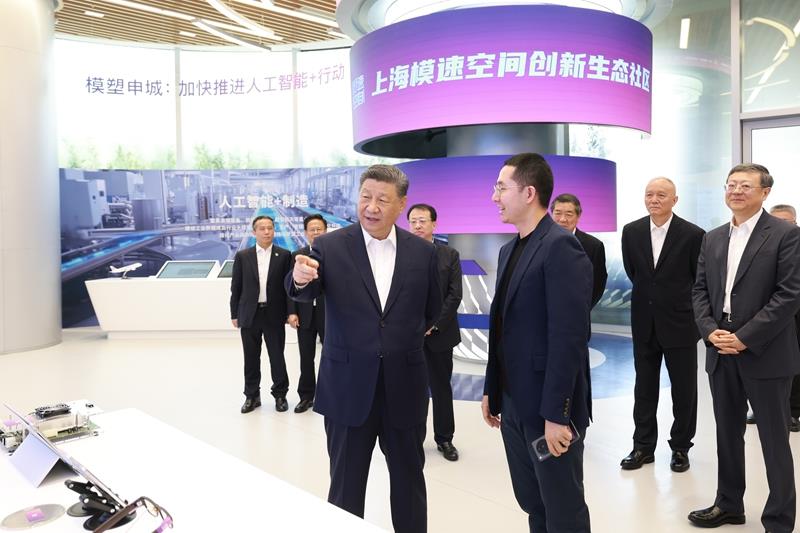 △2025年4月29日，習(xí)近平總書記在上?！澳Ｋ倏臻g”大模型創(chuàng)新生態(tài)社區(qū)，察看大模型產(chǎn)品展示。