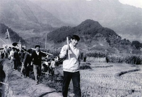 這是1989年，時任福建省寧德地委書記的習(xí)近平帶領(lǐng)地直機(jī)關(guān)千余名干部到寧德縣南漈水利工地參加清溝排障修整水渠勞動。新華社發(fā)
