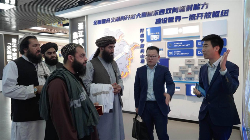 代表團(tuán)在義新歐班列始發(fā)站參觀。CGTN記者 楊剛攝