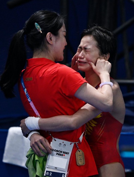 2024年8月6日，中國選手全紅嬋（右）與教練陳若琳在巴黎奧運(yùn)會女子10米臺決賽后慶祝。新華社記者 王鵬 攝