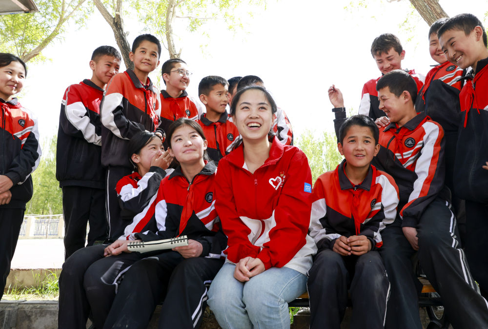 4月23日，在新疆克州阿圖什市哈拉峻鄉(xiāng)謝依特小學(xué)，支教教師高淑賢和學(xué)生們?cè)谝黄稹? width=