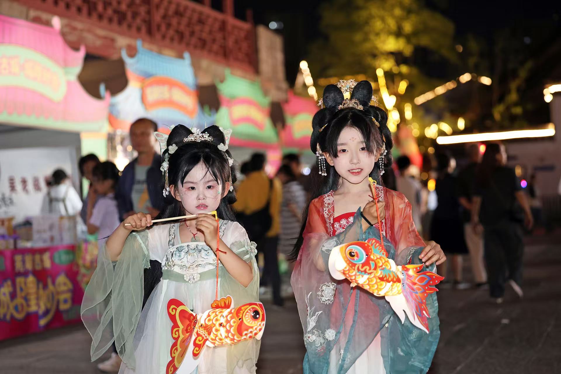 2025年5月2日晚，安徽蕪湖古城，魚(yú)燈巡游吸引游人駐足觀看。（圖片來(lái)源：視覺(jué)中國(guó)）