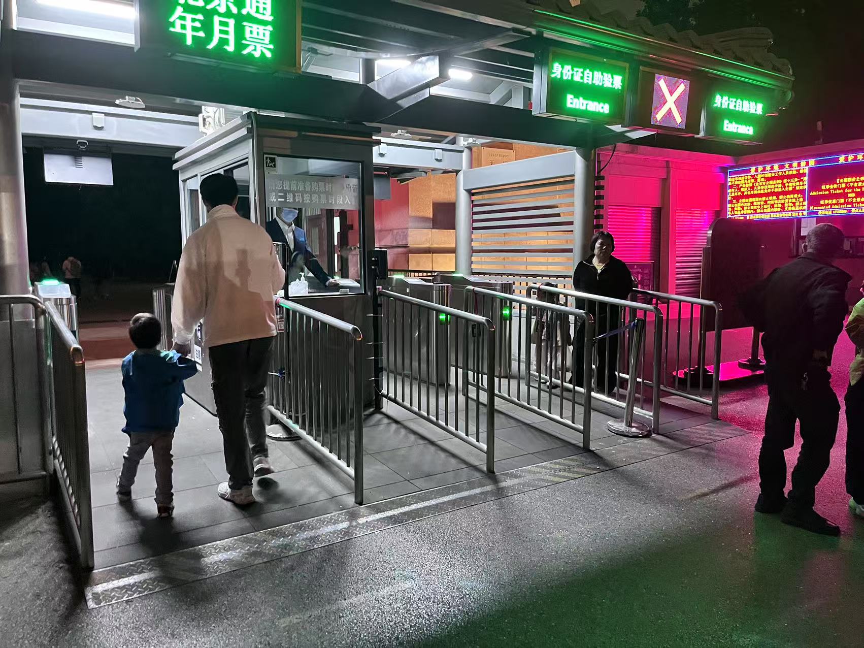 北京天壇公園延長(zhǎng)開(kāi)放時(shí)間，游客進(jìn)入游覽。人民網(wǎng)記者 李楠樺攝