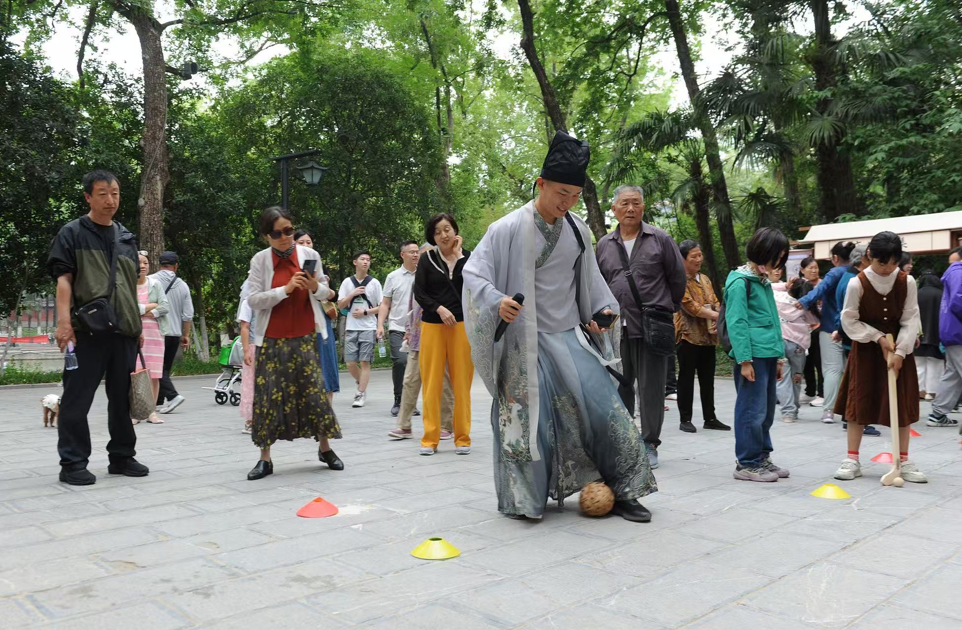 2025年5月3日，安徽省合肥市包公園景區(qū)，游客正在參與“蹴鞠”體育活動(dòng)。（圖片來(lái)源：視覺(jué)中國(guó)）