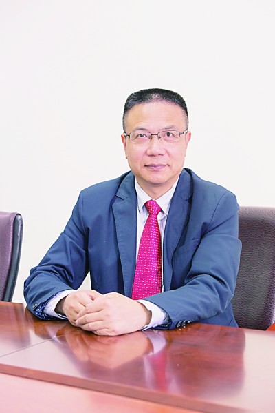 徐飛 教授、博士生導(dǎo)師。歷任上海交通大學(xué)副校長(zhǎng)、西南交通大學(xué)校長(zhǎng)、上海財(cái)經(jīng)大學(xué)常務(wù)副校長(zhǎng)，現(xiàn)任福耀科技大學(xué)常務(wù)副校長(zhǎng)。國(guó)務(wù)院政府特殊津貼專家。先后兼任中國(guó)鐵道學(xué)會(huì)副理事長(zhǎng)，中國(guó)管理學(xué)會(huì)組織與戰(zhàn)略專業(yè)委員會(huì)副主任，教育部高等學(xué)校創(chuàng)新創(chuàng)業(yè)教育指導(dǎo)委員會(huì)副主任，中國(guó)高等教育學(xué)會(huì)創(chuàng)新創(chuàng)業(yè)教育分會(huì)理事長(zhǎng)，中國(guó)高質(zhì)量MBA教育認(rèn)證（CAMEA）工作委員會(huì)副主任，中國(guó)職業(yè)技術(shù)教育學(xué)會(huì)副會(huì)長(zhǎng)等。主要研究領(lǐng)域?yàn)閼?zhàn)略管理、競(jìng)爭(zhēng)戰(zhàn)略與博弈論、創(chuàng)新創(chuàng)業(yè)、跨文化戰(zhàn)略領(lǐng)導(dǎo)力等。出版著作20余部。