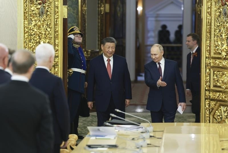 △當(dāng)?shù)貢r(shí)間5月8日，俄羅斯總統(tǒng)普京同習(xí)近平主席在莫斯科克里姆林宮舉行會(huì)談。這是兩國(guó)元首步入會(huì)場(chǎng)。