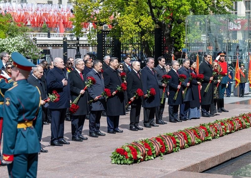 △當(dāng)?shù)貢r(shí)間5月9日，紀(jì)念蘇聯(lián)偉大衛(wèi)國(guó)戰(zhàn)爭(zhēng)勝利80周年慶典結(jié)束后，習(xí)近平主席同其他國(guó)家領(lǐng)導(dǎo)人一起從紅場(chǎng)來(lái)到亞歷山大花園，向無(wú)名烈士墓獻(xiàn)花，并肅立默哀。