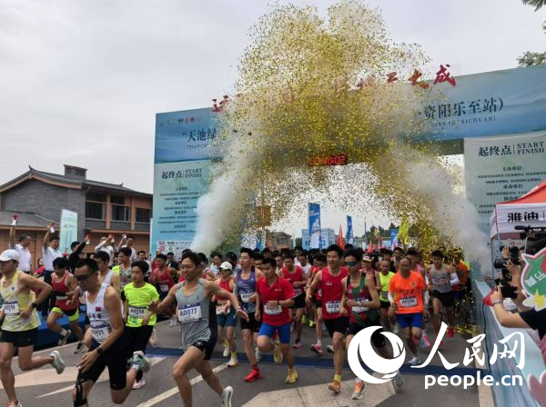 全民健身跑參賽選手沖出起點(diǎn)。人民網(wǎng)記者 楊磊攝