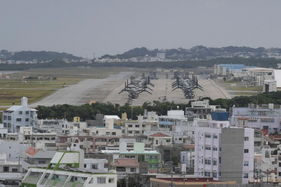 這是2023年11月25日在日本沖繩美軍普天間基地駐留的“魚鷹”運(yùn)輸機(jī)（資料照片）。新華社記者馮武勇攝