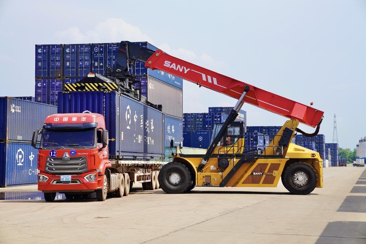 在中老鐵路萬象南鐵路貨運(yùn)口岸站，起重機(jī)正在吊裝集裝箱。劉瑩嘉攝