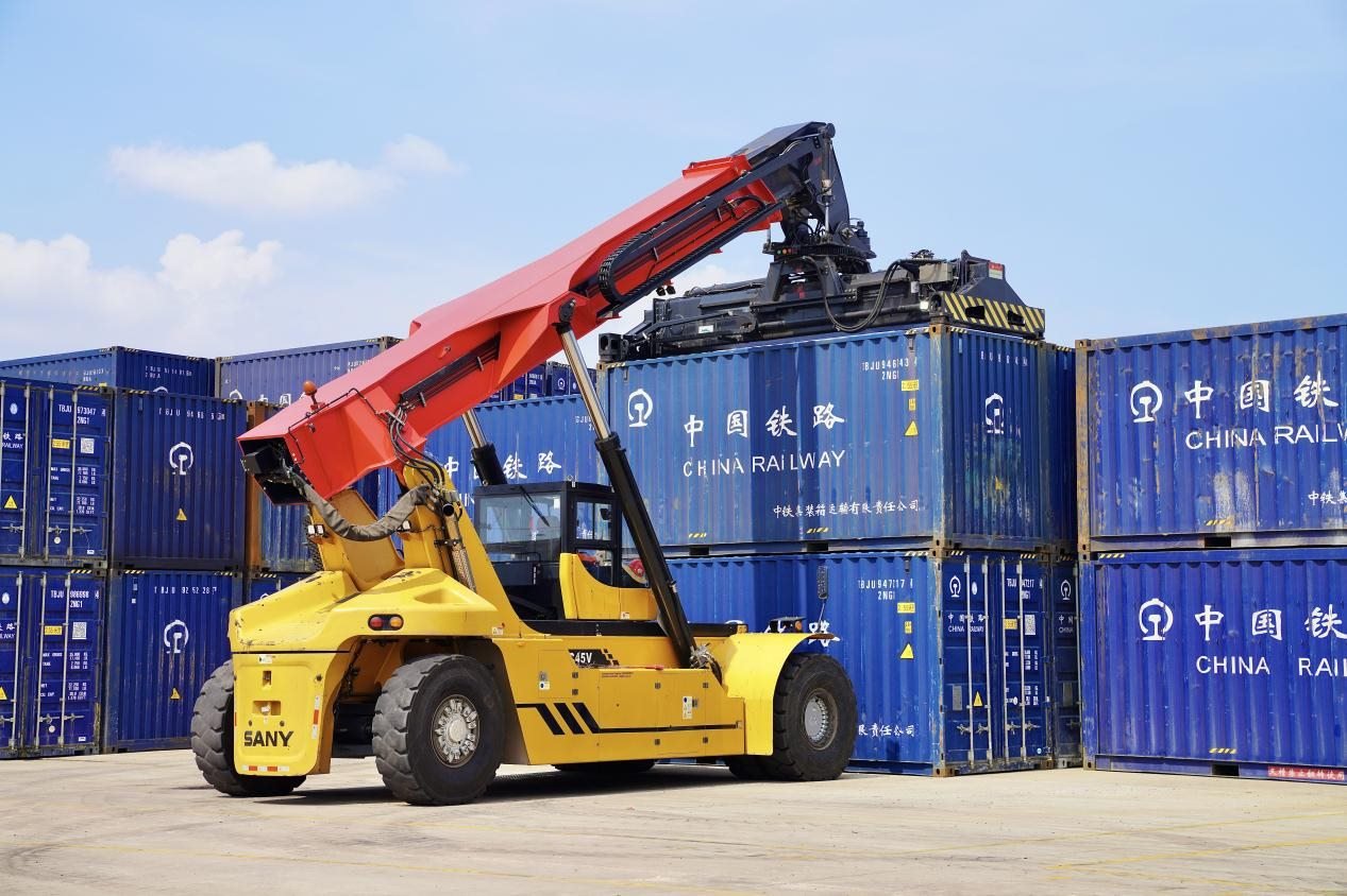 在中老鐵路萬象南鐵路貨運(yùn)口岸站，起重機(jī)正在吊裝集裝箱。劉瑩嘉攝