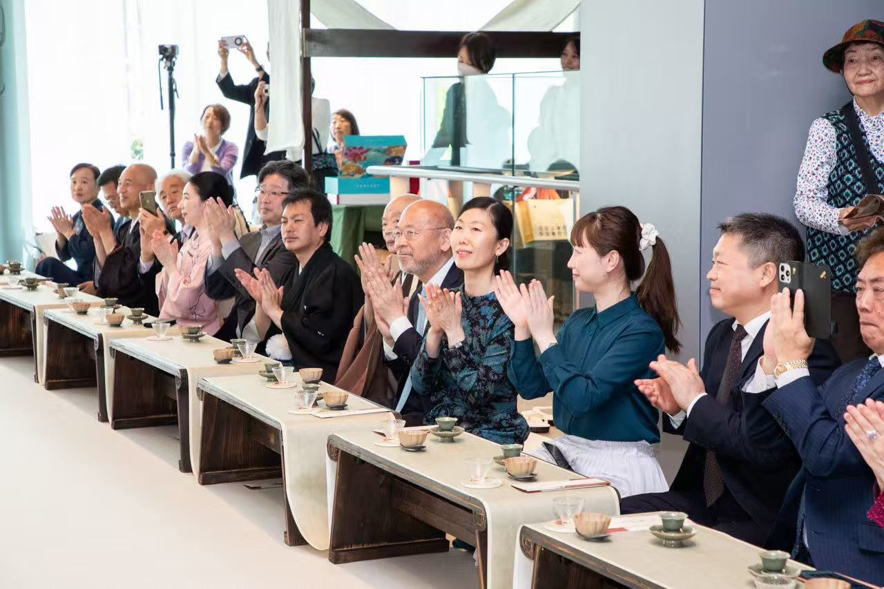 中日兩國(guó)文旅界、各茶道流派嘉賓出席開(kāi)幕式。中國(guó)駐大阪旅游辦事處供圖