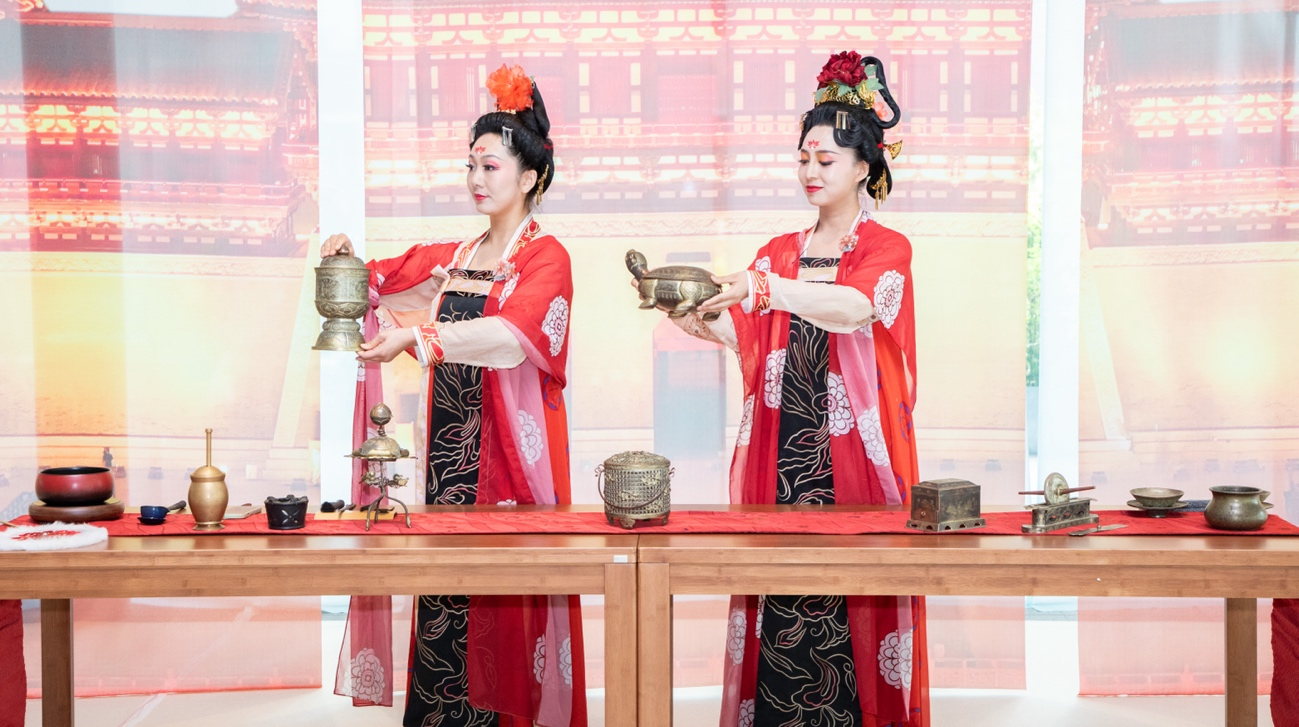 法門(mén)寺地宮出土文物一比一復(fù)刻的宮廷茶器。中國(guó)駐大阪旅游辦事處供圖