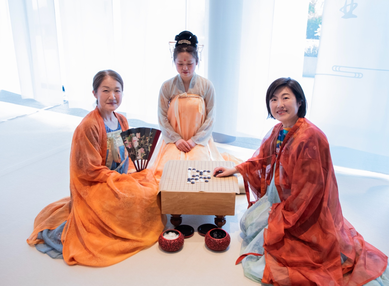 日本客人體驗(yàn)漢服。中國(guó)駐大阪旅游辦事處供圖
