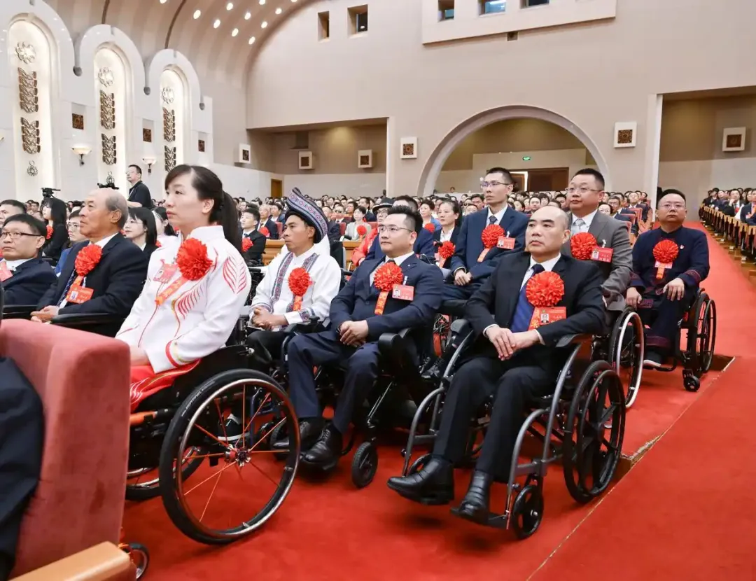 2025年5月16日，第七次全國自強(qiáng)模范暨助殘先進(jìn)表彰大會(huì)在北京召開。大會(huì)表彰了200名“全國自強(qiáng)模范”、200個(gè)“全國殘疾人工作先進(jìn)集體”和60名“全國殘疾人工作先進(jìn)個(gè)人”。