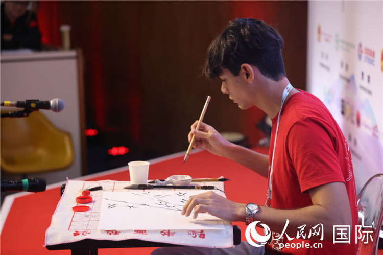 2025年“漢語橋”巴西賽區(qū)決賽的“才藝展示”環(huán)節(jié)，一名參賽者正在繪畫。人民網(wǎng)記者 時(shí)元皓攝